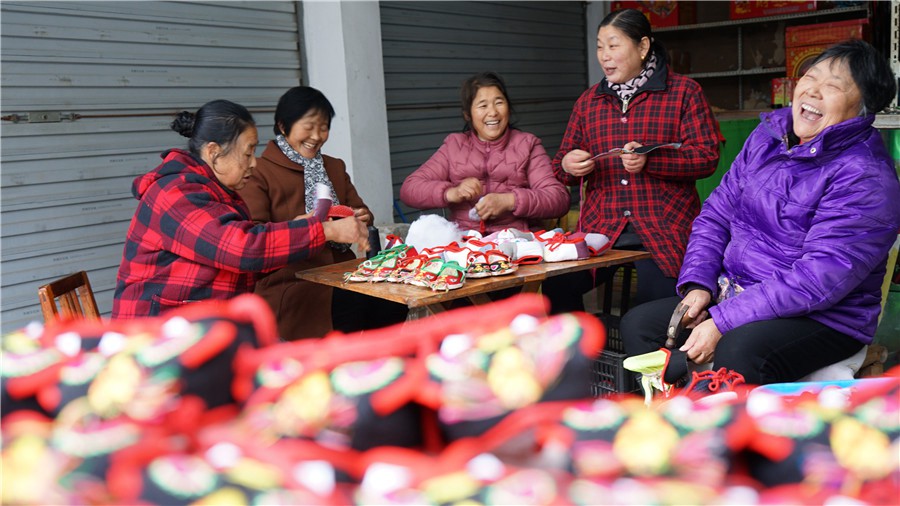 Hongpu, Anhui: scarpe tradizionali a forma di tigre in vista del Capodanno Cinese