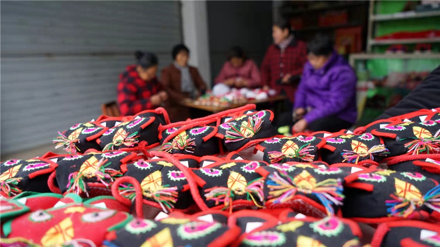 Hongpu, Anhui: scarpe tradizionali a forma di tigre in vista del Capodanno Cinese