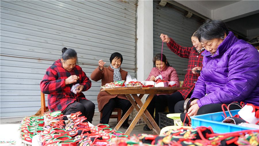 Hongpu, Anhui: scarpe tradizionali a forma di tigre in vista del Capodanno Cinese