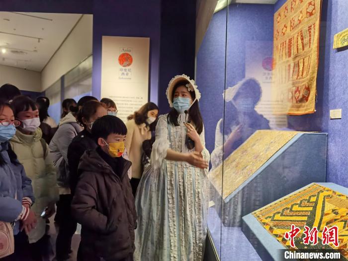 Museo del Guizhou: mostra di prodotti di seta e ricamo da paesi lungo la Via della Seta