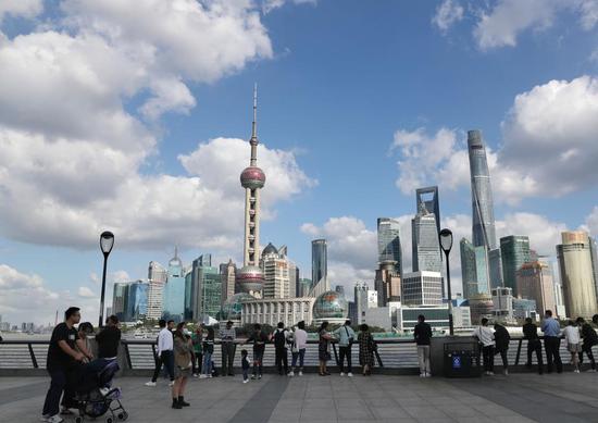 La gente visita il Bund a Shanghai, nella Cina orientale. (8 ottobre 2020 - Xinhua/Liu Ying)