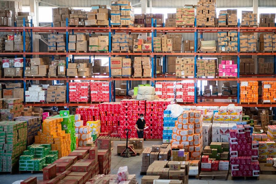 Membro del personale controlla le merci presso il centro di distribuzione di un supermercato a Zhangjiajie, nella provincia centrale cinese dello Hunan. (5 agosto 2021 - Xinhua/Chen Sihan)