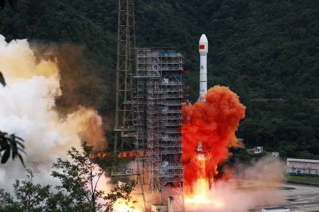 Un razzo vettore che trasporta l'ultimo satellite del BeiDou Navigation Satellite System (BDS) decolla dal centro di lancio satellitare di Xichang nella provincia del Sichuan, Cina sudoccidentale. (23 giugno 2020 - Foto di Hu Xujie/Xinhua)