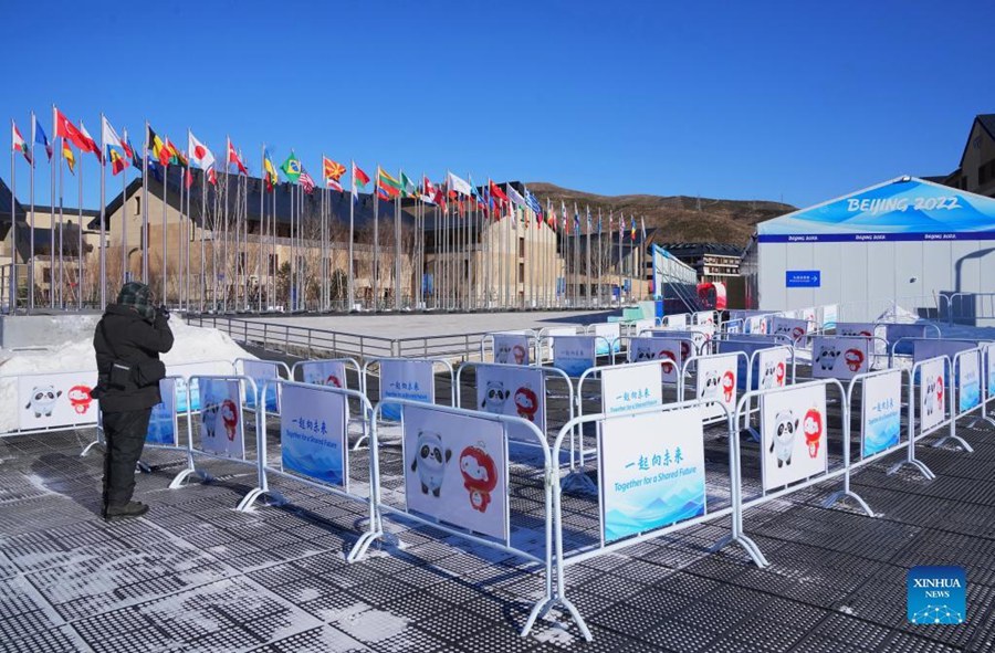 Un fotografo scatta la foto della zona mista del Villaggio Olimpico. (27 gennaio 2022-Xinhua/Xiong Qi)