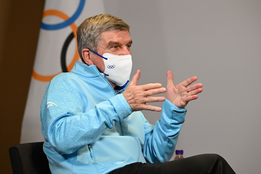 Il presidente del Comitato Olimpico Internazionale (CIO) Thomas Bach parla durante un'intervista con Xinhua a Beijing. (31 gennaio 2022 - Xinhua/Ju Huanzong)