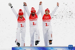 La Cina vince la medaglia d'argento nello sci freestyle a squadre miste aerials