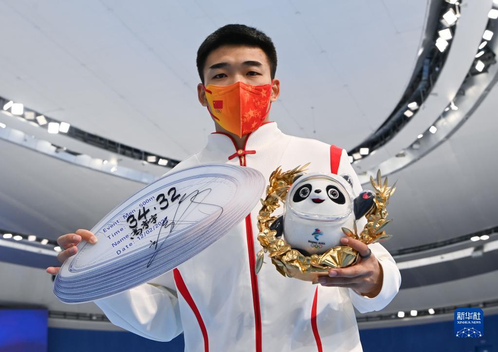 Cina: medaglia d'oro in pattinaggio di velocità maschile nelle Olimpiadi Invernali