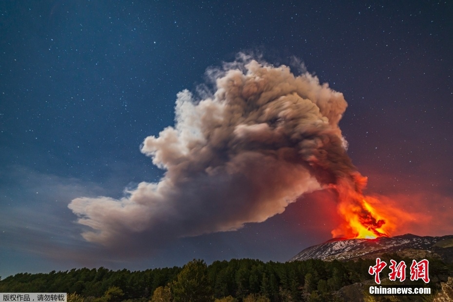 Italia: l'Etna in eruzione con spettacolari fulmini vulcanici