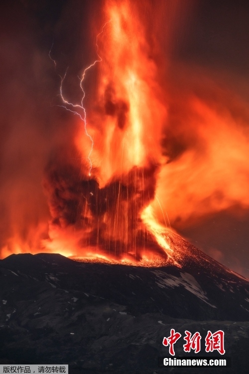 Italia: l'Etna in eruzione con spettacolari fulmini vulcanici