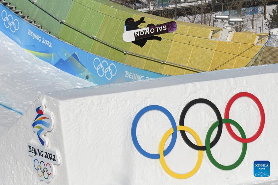 Rong Ge gareggia durante le qualificazioni femminili di snowboard big air delle Olimpiadi Invernali di Beijing 2022. (14 febbraio 2021 - Xinhua/Huang Zongzhi)