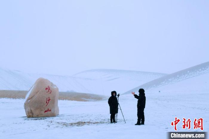 Dunhuang, il deserto si sveglia ricoperto di neve