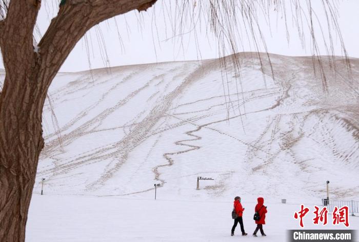 Dunhuang, il deserto si sveglia ricoperto di neve