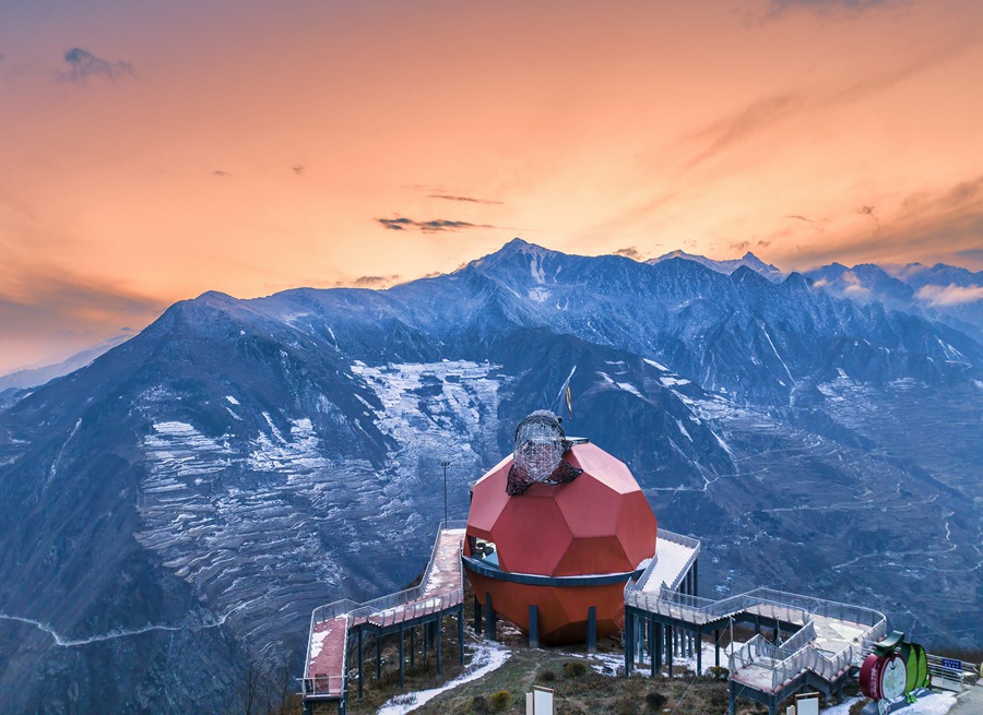 Sichuan, splendida vista del tramonto dalla piattaforma panoramica di Wenchuan