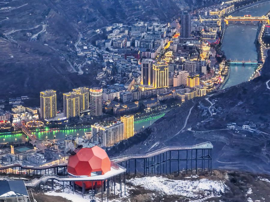 Sichuan, splendida vista del tramonto dalla piattaforma panoramica di Wenchuan