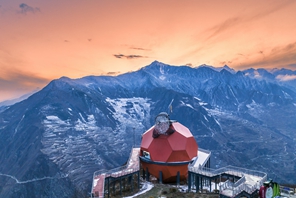 Sichuan, splendida vista del tramonto dalla piattaforma panoramica di Wenchuan