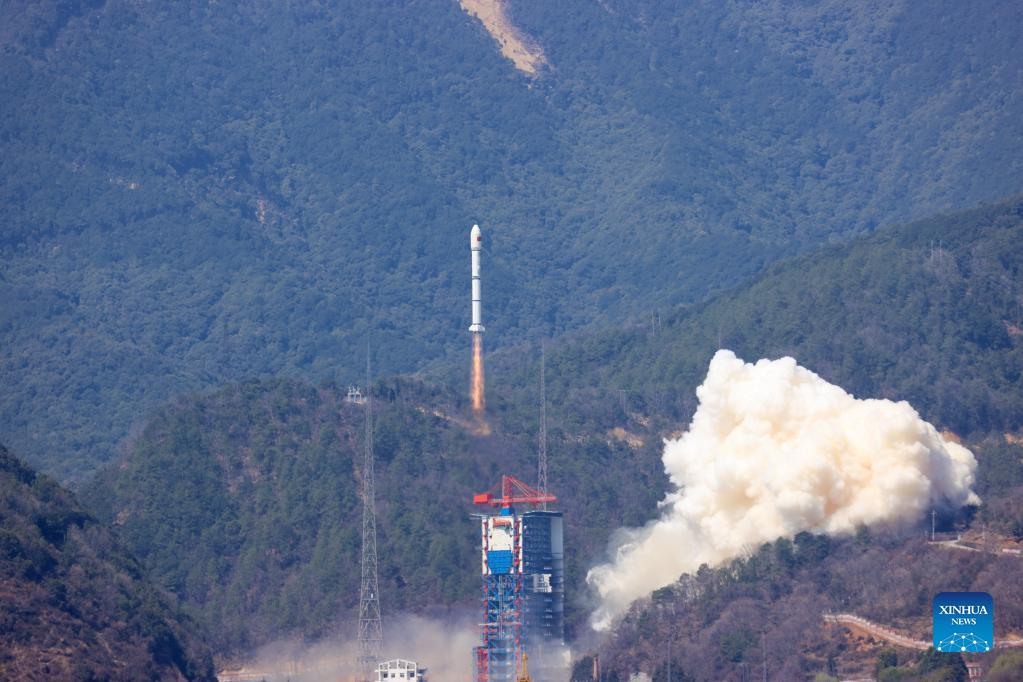 Cina ha lanciato sette satelliti col razzo vettore Long March-2C