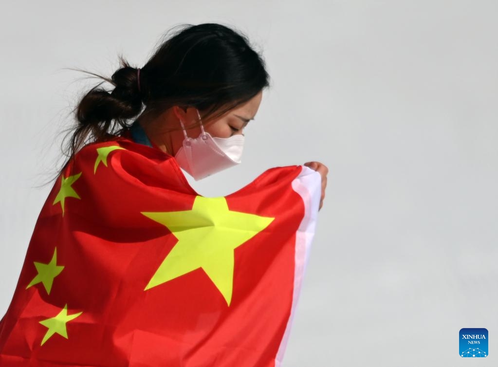 Zhang Mengqiu festeggia dopo la sua vittoria al Super-G femminile di sci alpino delle Paralimpiadi Invernali di Beijing 2022 al Centro Nazionale di Sci Alpino di Yanqing. (6 marzo 2022-Xinhua/Li Jianan)