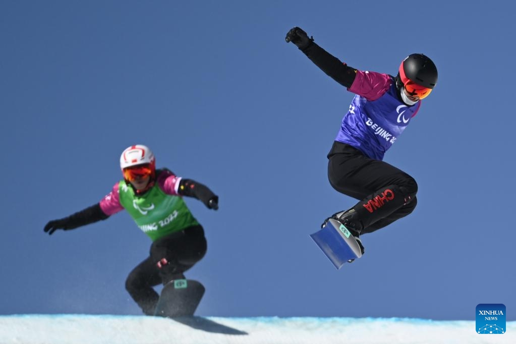 La Cina vince le medaglie del cross maschile di Para snowboard SB-UL a Beijing 2022