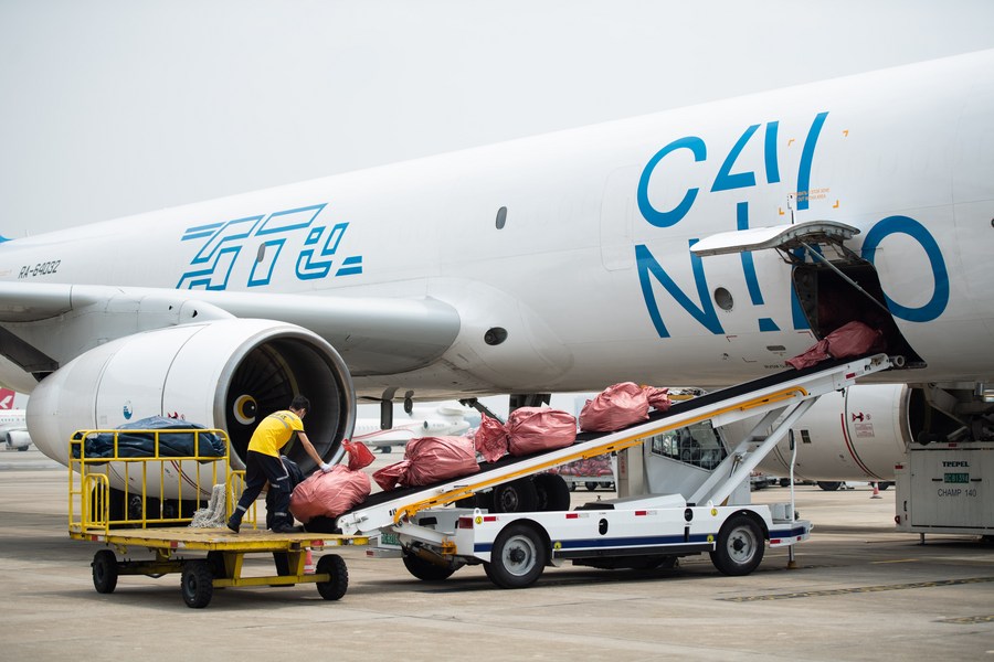 Un addetto carica i pacchi su un nastro trasportatore all'aeroporto internazionale Huanghua di Changsha, nella provincia cinese centrale dell'Hunan. (28 maggio 2020 - Xinhua/Chen Sihan)