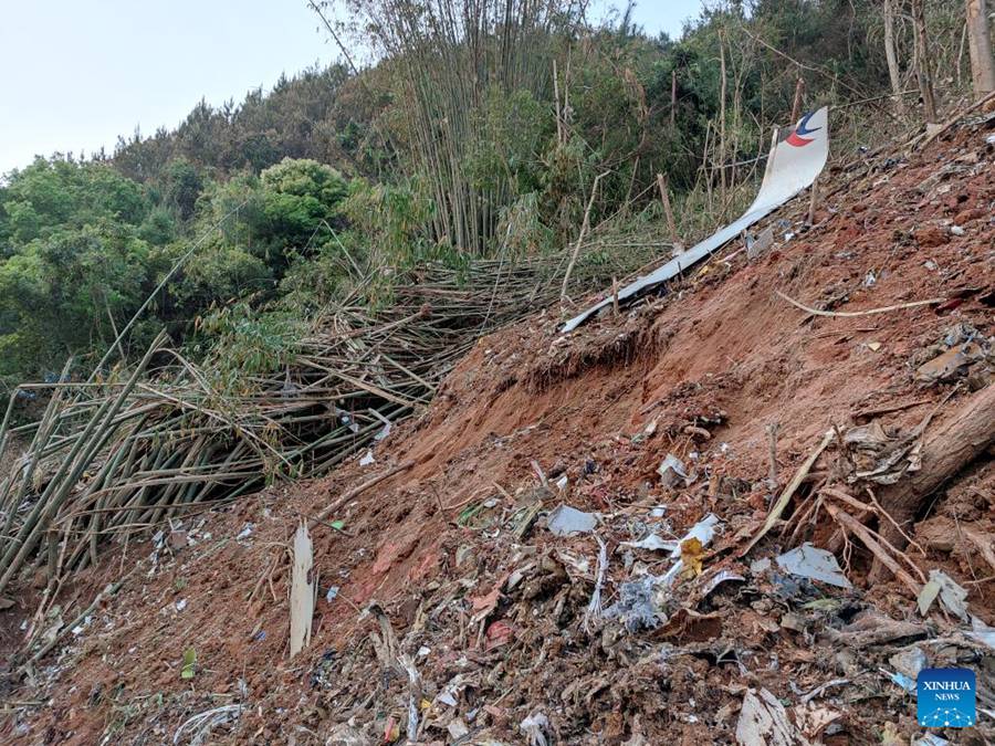 Aereo di linea con a bordo 132 passeggeri precipita nella Cina del Sud