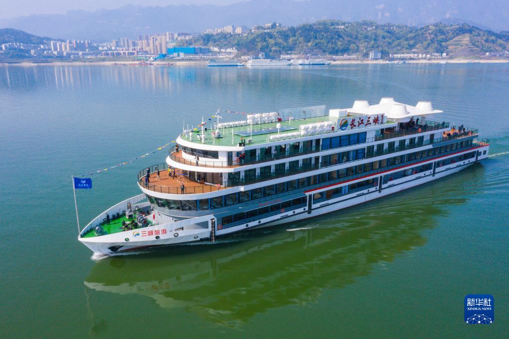 Hubei, partenza di una nave da crociera a completa trazione elettrica