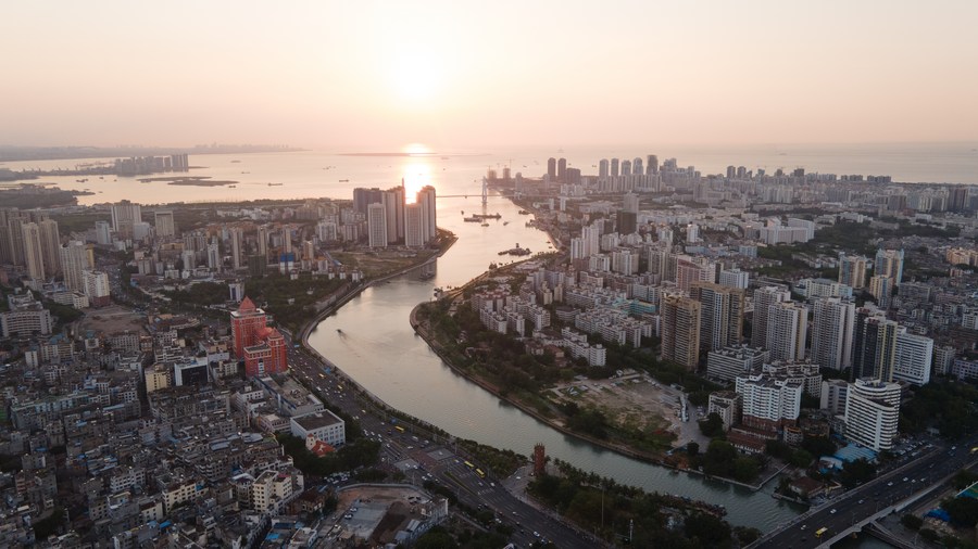 Vista aerea della città di Haikou, capoluogo della provincia di Hainan, nella Cina meridionale. (4 maggio 2021 - Xinhua/Zhang Liyun)