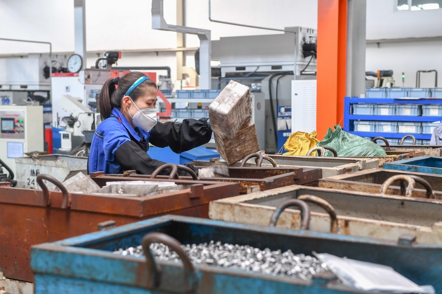 Una lavoratrice lavora presso un'azienda di ricambi auto nella città di Jilin, nella provincia del Jilin, Cina nordorientale. (19 aprile 2022 - Xinhua/Zhang Nan)