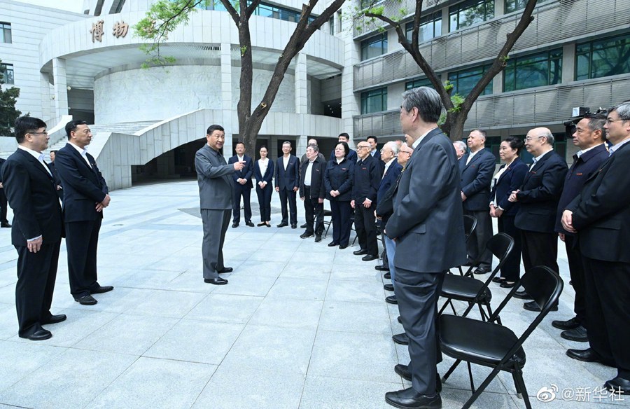 Xi Jinping visita la Renmin University of China