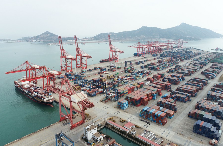 Container al porto di Lianyungang, nella provincia del Jiangsu, Cina orientale. (7 marzo 2022 - Xinhua/Wang Jianmin)