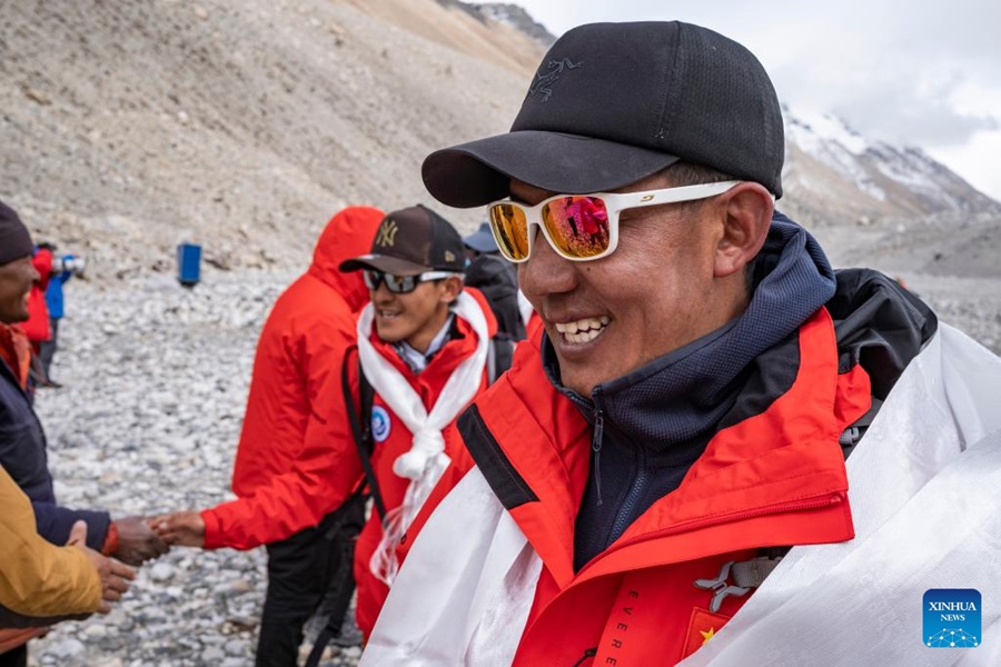 Il team della spedizione scientifica cinese torna sano e salvo al campo base del monte Qomolangma