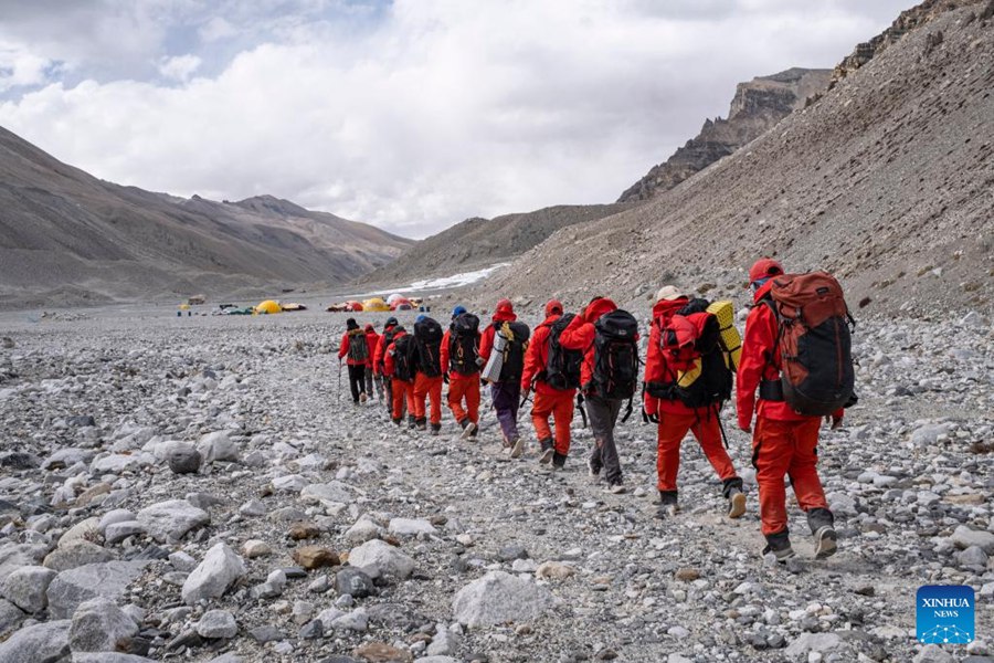 Il team della spedizione scientifica cinese torna sano e salvo al campo base del monte Qomolangma