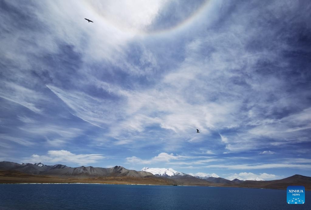 Tibet: scenario del villaggio Tuiwa in riva al lago Puma Yumco