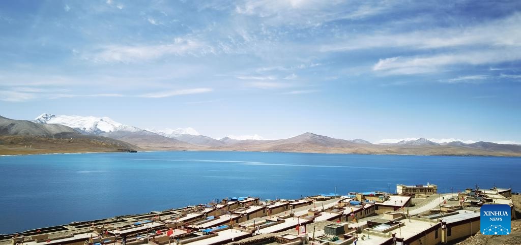 Tibet: scenario del villaggio Tuiwa in riva al lago Puma Yumco