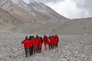 Il team della spedizione scientifica cinese torna sano e salvo al campo base del monte Qomolangma