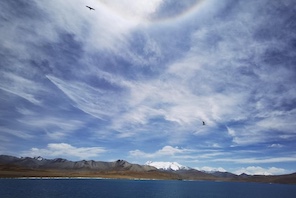 Tibet: scenario del villaggio Tuiwa in riva al lago Puma Yumco