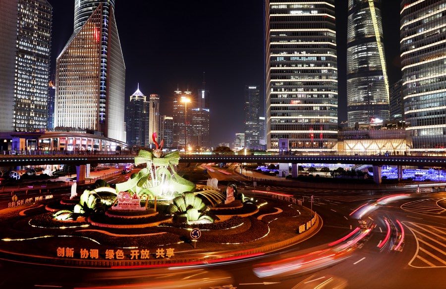 Vista notturna di Lujiazui, nel quartiere Pudong della municipalità di Shanghai, nella Cina orientale. (14 gennaio 2021 - Xinhua/Fang Zhe)