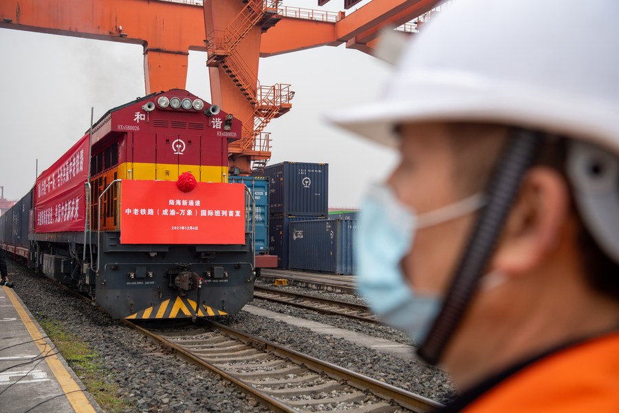 Un treno merci diretto alla capitale del Laos, Vientiane, sta per partire da Chongqing, nel sud-ovest della Cina. (4 dicembre 2021-Xinhua/Tang Yi)