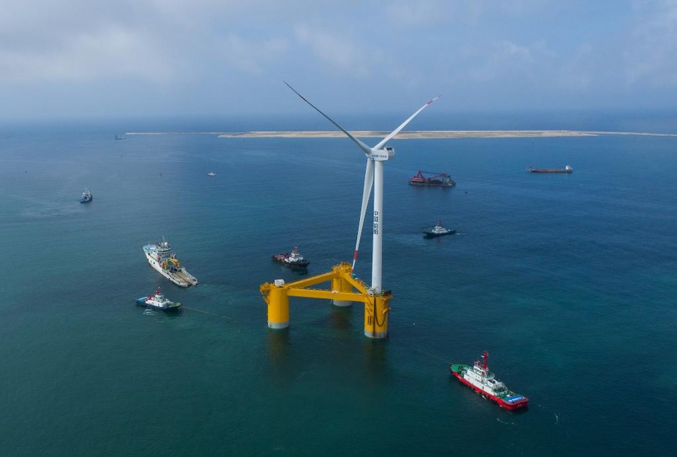 L'attrezzatura eolica galleggiante in acque profonde "Fuyao" rimorchiata da Maoming all'area marittima di Luodousha, nella provincia del Guangdong, Cina meridionale. (29 maggio 2022 - Xinhua/ Liu Dawei)