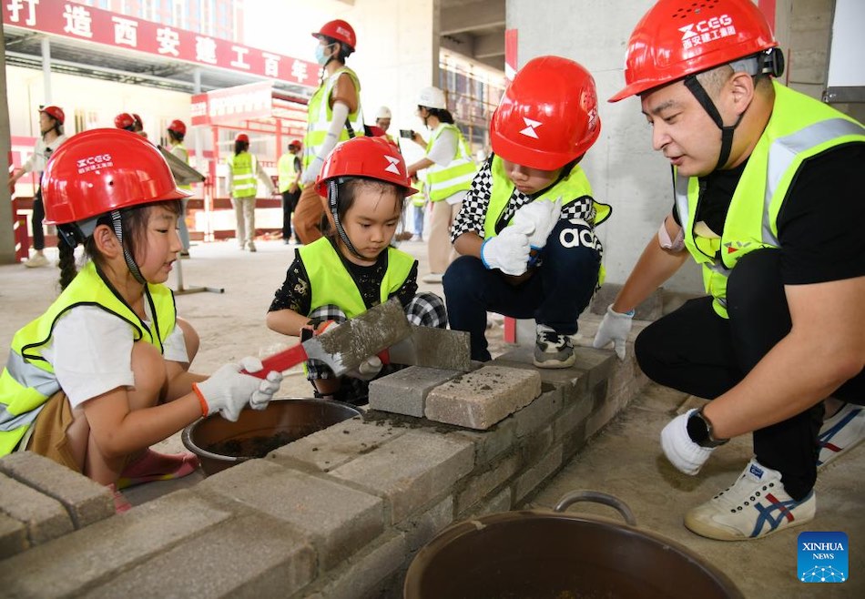 Cina, Xi'an: bambini partecipano all'evento come 