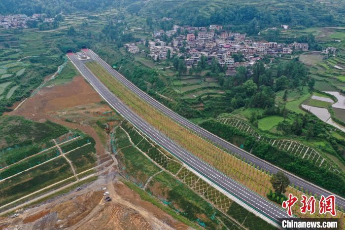 Provincia del Guizhou: vista aerea dell'autostrada Gui-Huang