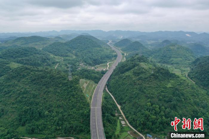 Provincia del Guizhou: vista aerea dell'autostrada Gui-Huang