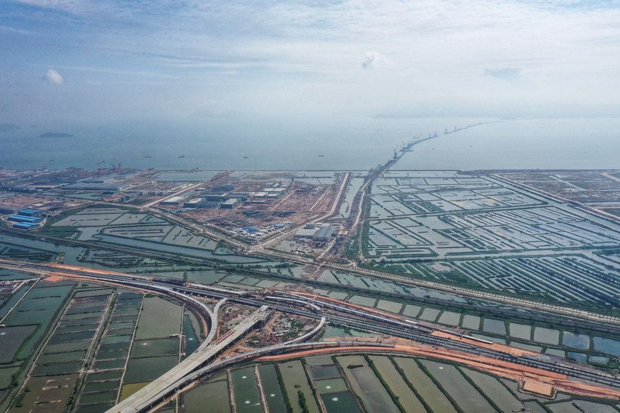 Il cantiere della seconda fase del progetto dell'autostrada portuale di Hezhou-Gaolan nella provincia del Guangdong, nella Cina meridionale. (5 maggio 2022-Xinhua/Liu Dawei)