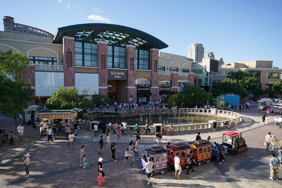 La popolazione visita un centro commerciale nel distretto di Chaoyang a Beijing, capitale della Cina. (29 maggio 2022 - Xinhua/Ju Huanzong)