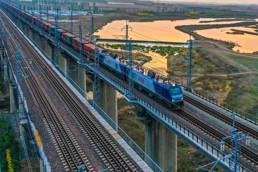 Un treno in corsa sulla ferrovia Datong-Qinhuangdao dopo la revisione ferroviaria nella provincia dello Shanxi, nella Cina settentrionale. ( 9 maggio 2022-Xinhua/Cao Yang)