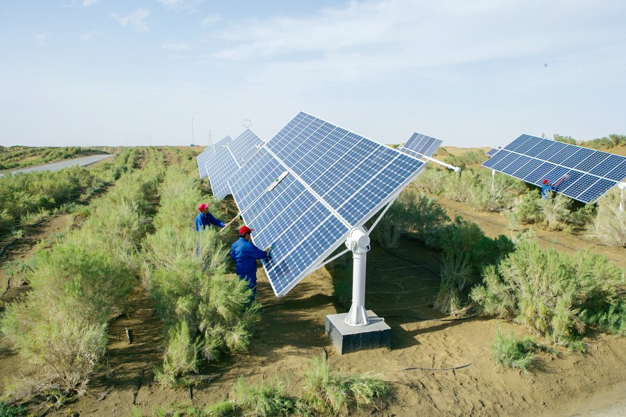 I lavoratori puliscono i pannelli fotovoltaici lungo la Tarim Desert Road nella regione autonoma uigura dello Xinjiang, nella Cina nord-occidentale. (29 maggio 2022 - Xinhua)