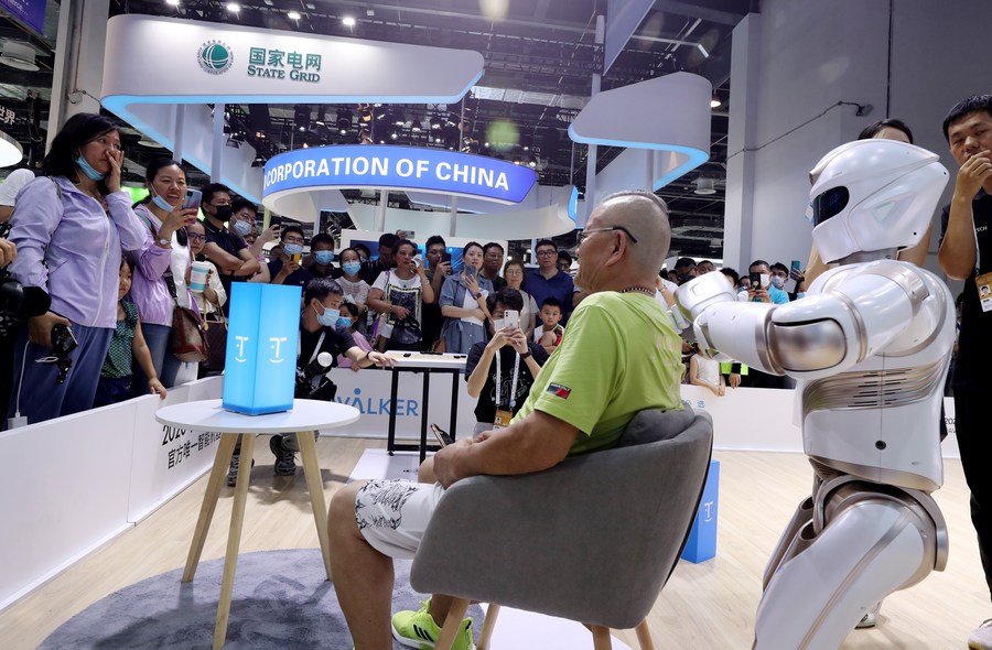 Un visitatore viene massaggiato da un robot di servizio alla Conferenza mondiale sull'intelligenza artificiale (WAIC) del 2021 a Shanghai, nella Cina orientale. (8 luglio 2021 - Xinhua/Fang Zhe)