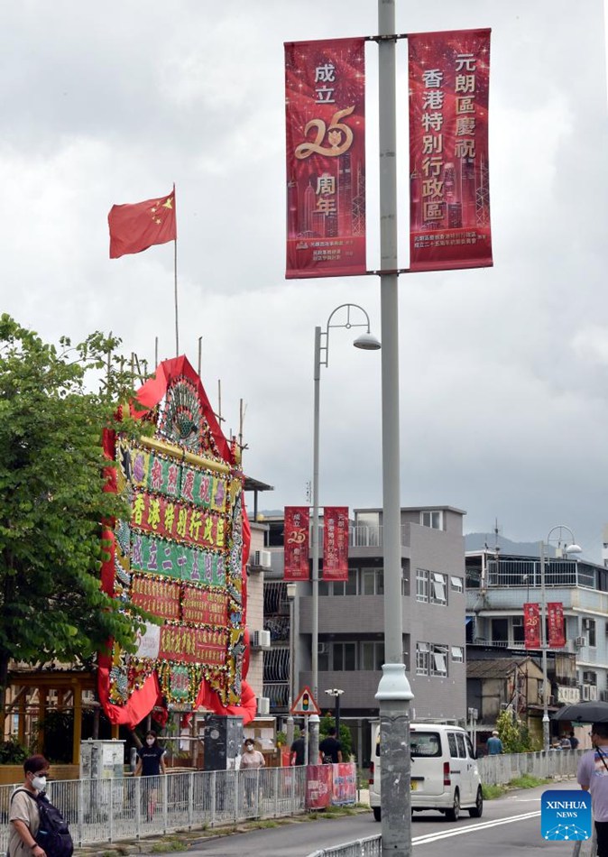 Decorazioni sulle strade di Hong Kong in vista del 25° anniversario del ritorno in madrepatria