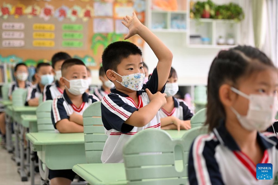 Con il COVID-19 sotto controllo le scuole primarie e medie di Beijing riaprono