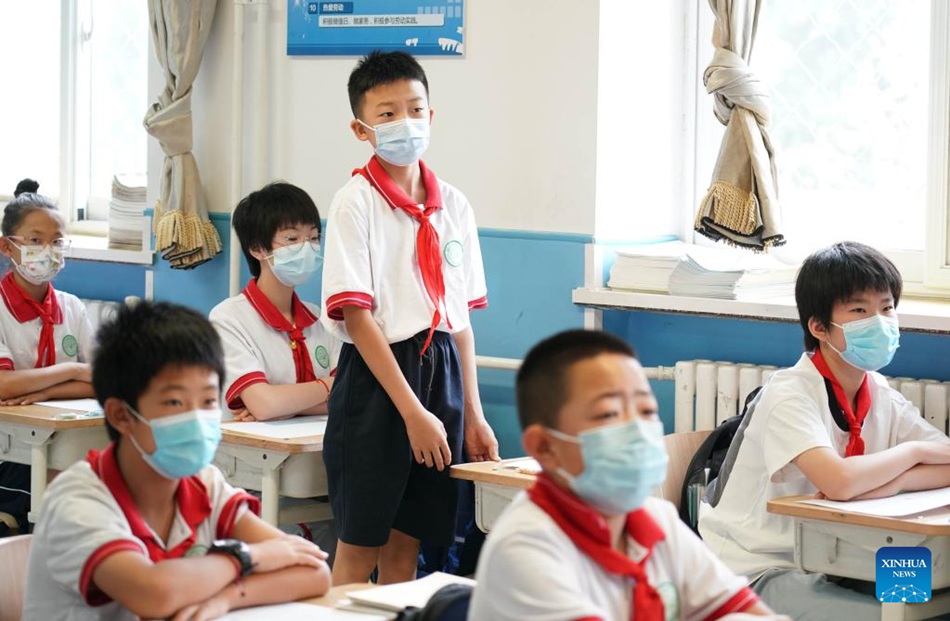 Con il COVID-19 sotto controllo le scuole primarie e medie di Beijing riaprono