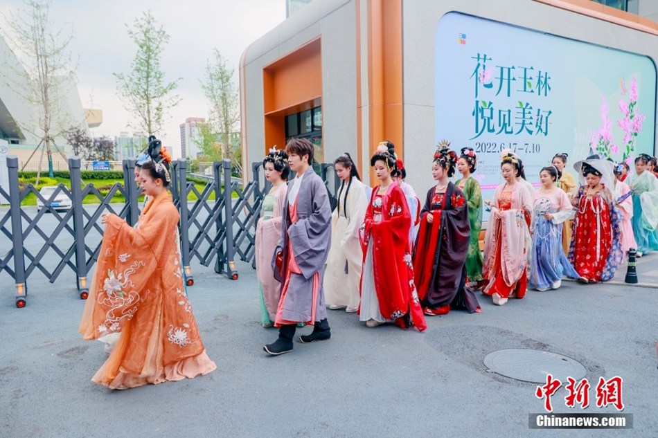 Chengdu: mostra dello Hanfu sulla strada